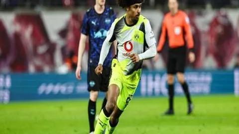 “森林队激烈角逐中领跑前三，曼城与海鸥战平 欧冠局势紧绷”